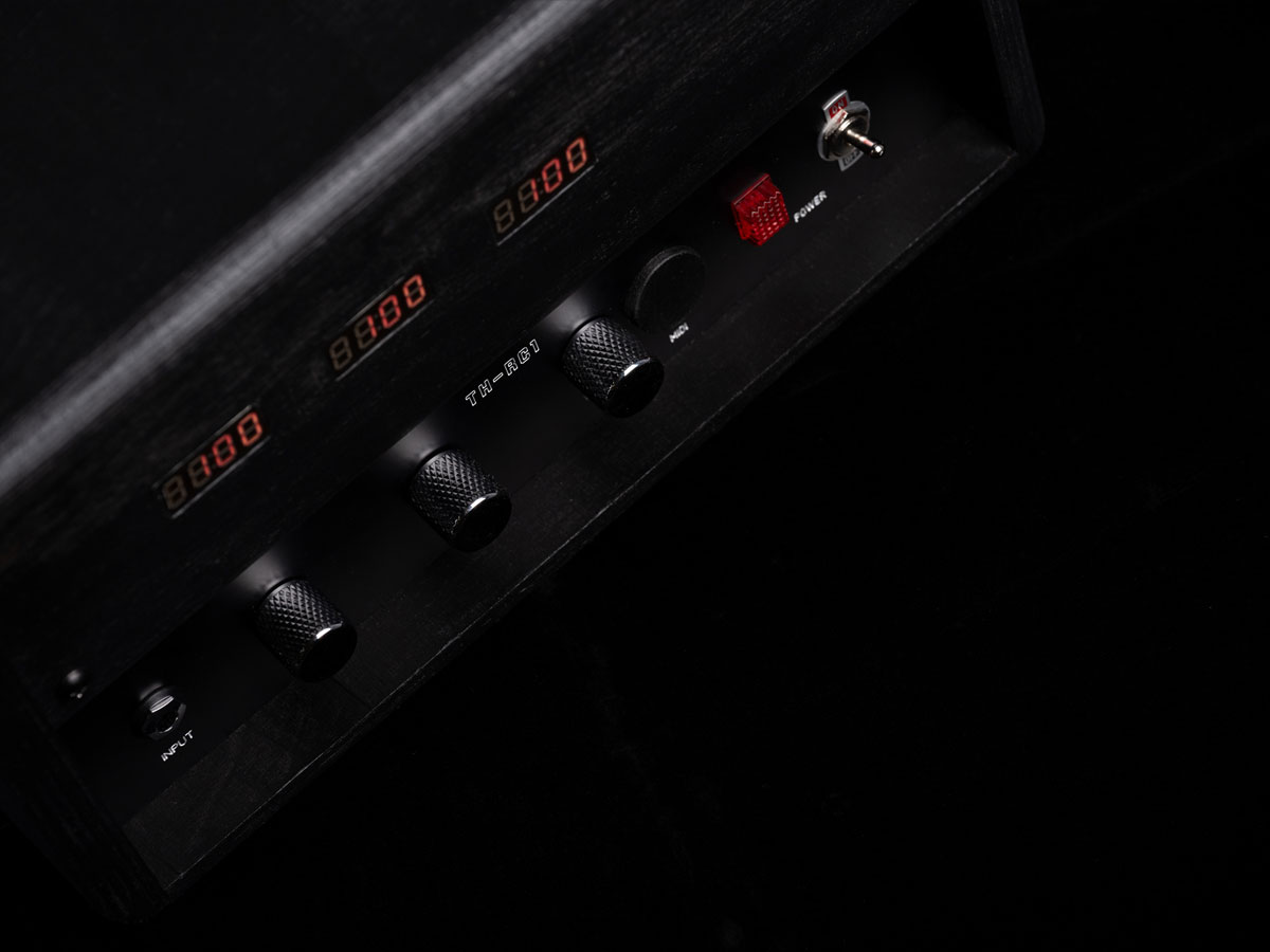 Preview - TH-RC1 - Creative close-up product photo of an amplifier